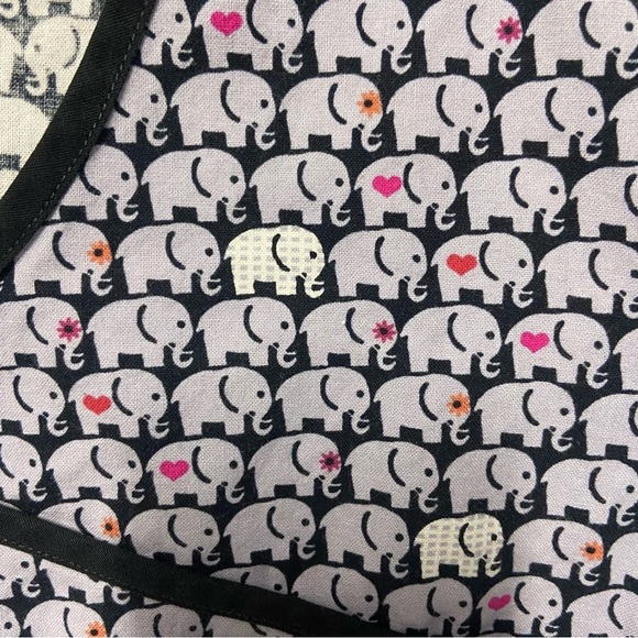 Dickies Mock Wrap Elephant In The Room Printed Scrub Top Women’s Size M Medical - Picture 4 of 9
